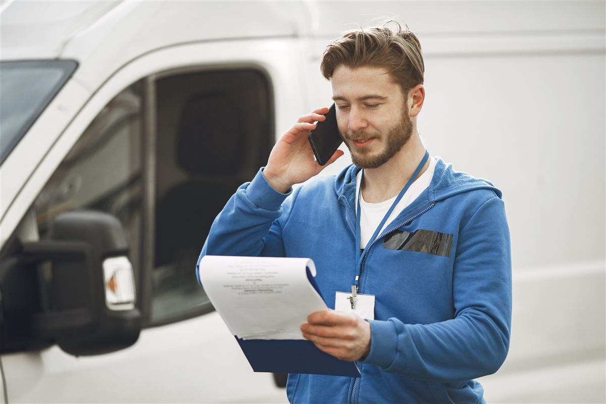 Service coordinator confirming an HVAC appointment by phone